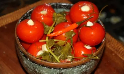 Мариновані помідори з часником на зиму - швидка заготівля томатів, рецепти відео