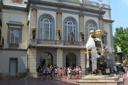 Світ Сальвадора Далі