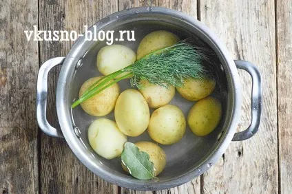 Молода картопля з кропом і маслом