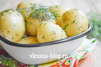 Молода картопля з кропом і маслом