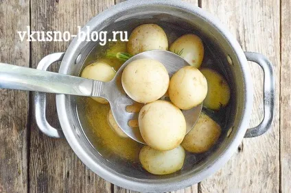 Молода картопля з кропом і маслом