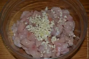 Мармуровий рулет із курячого м'яса (блюдо з курячого м'яса) Мармуровий рулет із курячого м'яса