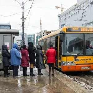 Чи можна зупинятися на зупинці громадського транспорту (громадського) Чи можна зупинятися на зупинці громадського транспорту