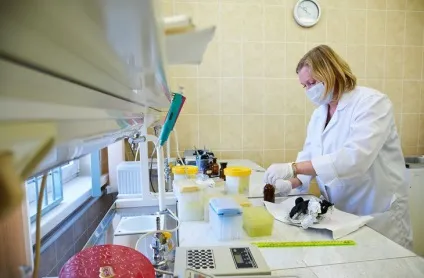 Невидимий помічник як криміналісти працюють з відбитками пальців - мережеве видання М24 - Київ 24 (Фото Олександр Авілов) Невидимий помічник як криміналісти працюють з відбитками пальців - мережеве видання М24 - Київ 24