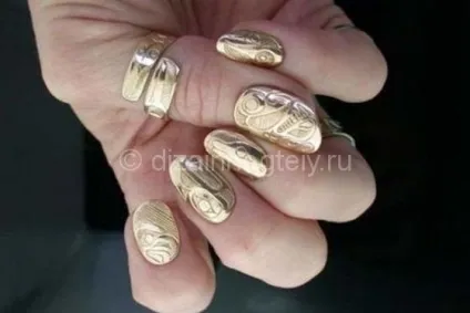 Нігті з металевим ефектом