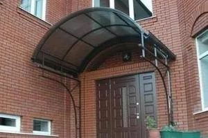 Особливості виготовлення козирка над ганком з полікарбонату своїми руками, поради майстрів (ганком) Особливості виготовлення козирка над ганком з полікарбонату своїми руками, поради майстрів