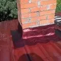 Оздоблення димоходу на даху герметизація покрівлі ізоляційними матеріалами