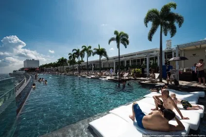 Готель marina bay sands в Сінгапурі басейн на краю безодні, фото новини (Сінгапурі) Готель marina bay sands в Сінгапурі басейн на краю безодні, фото новини