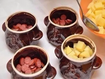Мисливські ковбаски з картоплею в горщиках (мисливські ковбаски з картоплею в горщиках) Мисливські ковбаски з картоплею в горщиках