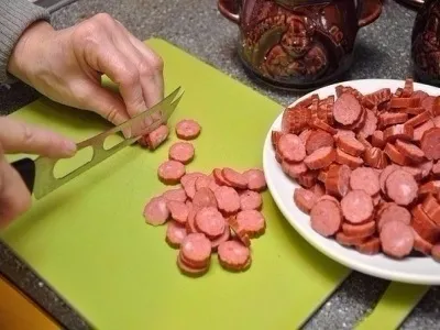 Мисливські ковбаски з картоплею в горщиках (як приготувати) Мисливські ковбаски з картоплею в горщиках