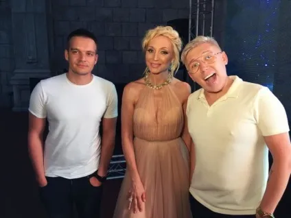 Пакети з грошима і мільйони троянд! Пакети з грошима і мільйони троянд!