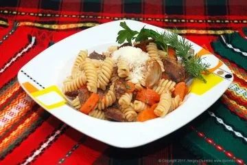 Паста з яловичиною, овочами і томатами