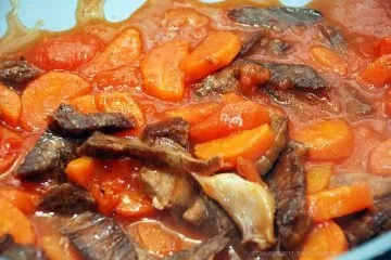 Паста з яловичиною, овочами і томатами