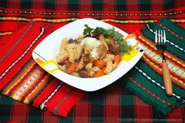 Паста з яловичиною, овочами і томатами