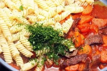 Паста з яловичиною, овочами і томатами