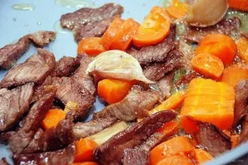 Паста з яловичиною, овочами і томатами