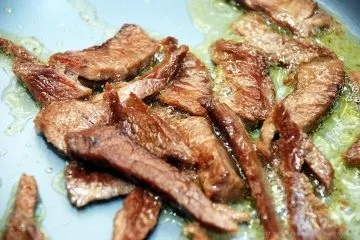 Паста з яловичиною, овочами і томатами