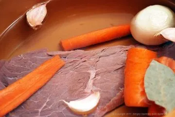Паста з яловичиною, овочами і томатами