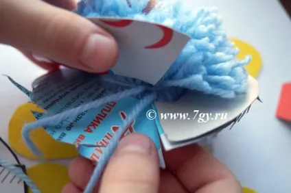 Виріб домовик з пряжі і кольорового картону (пряжі) Виріб домовик з пряжі і кольорового картону