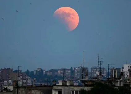 Чому не можна дивитися на місяць