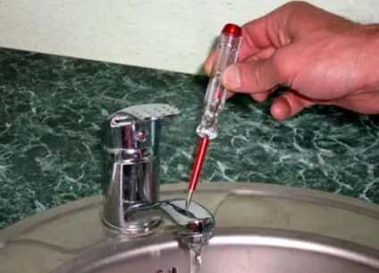 Чому у ванній б'є струмом і що робити для вирішення проблеми (вода) Чому у ванній б'є струмом і що робити для вирішення проблеми