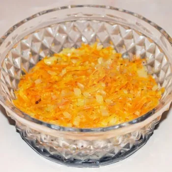 Святковий салат з моркви і курки, і печерицями (печерицями) Святковий салат з моркви і курки, і печерицями