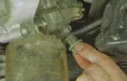 Перевірка рівня, доливання і заміна масла в механічній коробці передач автомобіля kia rio