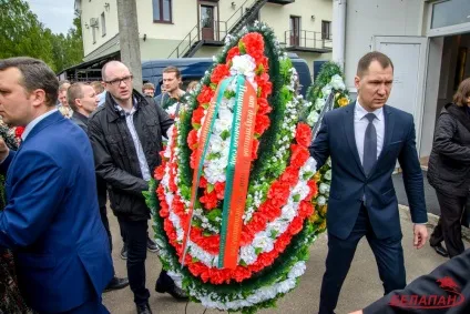 Попрощатися з сином Ермошиной прийшли перші особи держави (Ермошиной) Попрощатися з сином Ермошиной прийшли перші особи держави