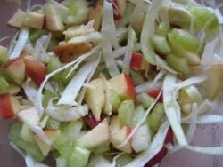 Салат з яблуком