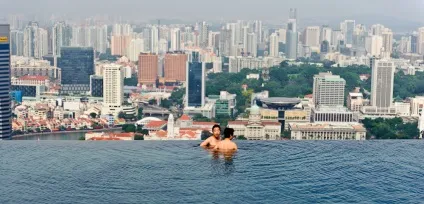 Найвищий басейн у світі на даху хмарочоса marina bay sands skypark, сингапур - туристичний (високий) Найвищий басейн у світі на даху хмарочоса marina bay sands skypark, сингапур - туристичний