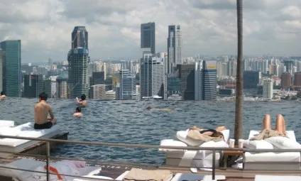 Найвищий басейн у світі на даху хмарочоса marina bay sands skypark, сингапур - туристичний (басейн) Найвищий басейн у світі на даху хмарочоса marina bay sands skypark, сингапур - туристичний