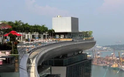 Найвищий басейн у світі на даху хмарочоса marina bay sands skypark, сингапур - туристичний (даху) Найвищий басейн у світі на даху хмарочоса marina bay sands skypark, сингапур - туристичний