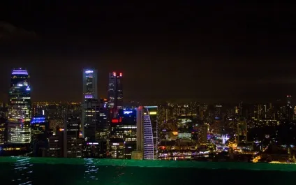 Найвищий басейн у світі на даху хмарочоса marina bay sands skypark, сингапур - туристичний (найвищий басейн в світі) Найвищий басейн у світі на даху хмарочоса marina bay sands skypark, сингапур - туристичний