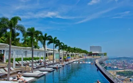 Найвищий басейн у світі на даху хмарочоса marina bay sands skypark, сингапур - туристичний (сингапур) Найвищий басейн у світі на даху хмарочоса marina bay sands skypark, сингапур - туристичний