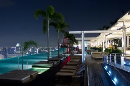 Найвищий басейн у світі на даху хмарочоса marina bay sands skypark, сингапур - туристичний (найвищий басейн в світі) Найвищий басейн у світі на даху хмарочоса marina bay sands skypark, сингапур - туристичний