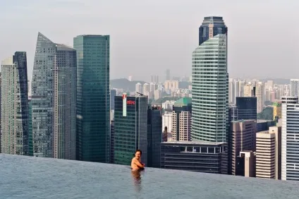 Найвищий басейн у світі на даху хмарочоса marina bay sands skypark, сингапур - туристичний (басейн) Найвищий басейн у світі на даху хмарочоса marina bay sands skypark, сингапур - туристичний