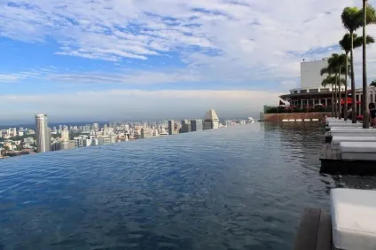 Найвищий басейн у світі на даху хмарочоса marina bay sands skypark, сингапур - туристичний (сингапур) Найвищий басейн у світі на даху хмарочоса marina bay sands skypark, сингапур - туристичний