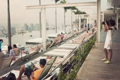 Найвищий басейн у світі на даху хмарочоса marina bay sands skypark, сингапур - туристичний (висота 191 метр) Найвищий басейн у світі на даху хмарочоса marina bay sands skypark, сингапур - туристичний