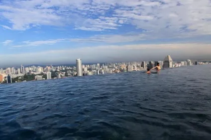 Найвищий басейн у світі на даху хмарочоса marina bay sands skypark, сингапур - туристичний (самий) Найвищий басейн у світі на даху хмарочоса marina bay sands skypark, сингапур - туристичний