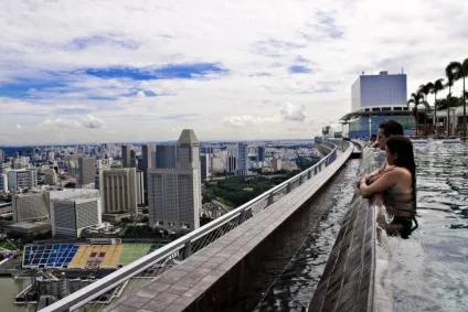 Найвищий басейн у світі на даху хмарочоса marina bay sands skypark, сингапур - туристичний (висота 191 метр) Найвищий басейн у світі на даху хмарочоса marina bay sands skypark, сингапур - туристичний