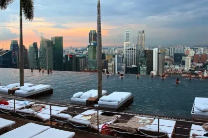 Найвищий басейн у світі на даху хмарочоса marina bay sands skypark, сингапур - туристичний (самий) Найвищий басейн у світі на даху хмарочоса marina bay sands skypark, сингапур - туристичний