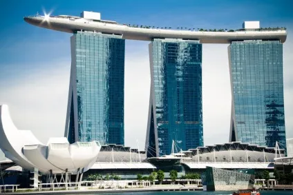 Найвищий басейн у світі на даху хмарочоса marina bay sands skypark, сингапур - туристичний (басейн) Найвищий басейн у світі на даху хмарочоса marina bay sands skypark, сингапур - туристичний