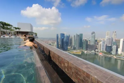 Найвищий басейн у світі на даху хмарочоса marina bay sands skypark, сингапур - туристичний (сингапур) Найвищий басейн у світі на даху хмарочоса marina bay sands skypark, сингапур - туристичний