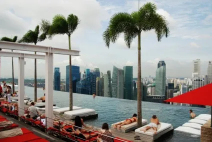 Найвищий басейн у світі на даху хмарочоса marina bay sands skypark, сингапур - туристичний (сингапур) Найвищий басейн у світі на даху хмарочоса marina bay sands skypark, сингапур - туристичний