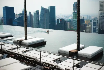 Найвищий басейн у світі на даху хмарочоса marina bay sands skypark, сингапур - туристичний (басейн) Найвищий басейн у світі на даху хмарочоса marina bay sands skypark, сингапур - туристичний