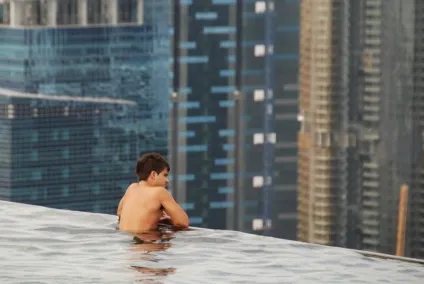 Найвищий басейн у світі на даху хмарочоса marina bay sands skypark, сингапур - туристичний (даху) Найвищий басейн у світі на даху хмарочоса marina bay sands skypark, сингапур - туристичний