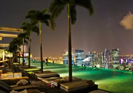 Найвищий басейн у світі на даху хмарочоса marina bay sands skypark, сингапур - туристичний (самий) Найвищий басейн у світі на даху хмарочоса marina bay sands skypark, сингапур - туристичний