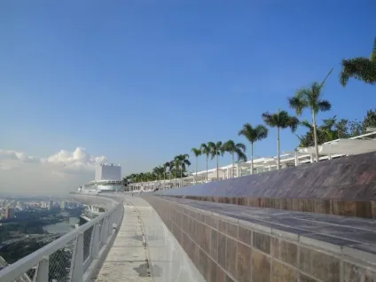 Найвищий басейн у світі на даху хмарочоса marina bay sands skypark, сингапур - туристичний (даху) Найвищий басейн у світі на даху хмарочоса marina bay sands skypark, сингапур - туристичний