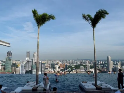 Найвищий басейн у світі на даху хмарочоса marina bay sands skypark, сингапур - туристичний (даху) Найвищий басейн у світі на даху хмарочоса marina bay sands skypark, сингапур - туристичний