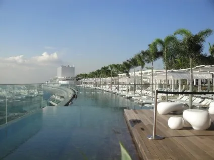 Найвищий басейн у світі на даху хмарочоса marina bay sands skypark, сингапур - туристичний (сингапур) Найвищий басейн у світі на даху хмарочоса marina bay sands skypark, сингапур - туристичний